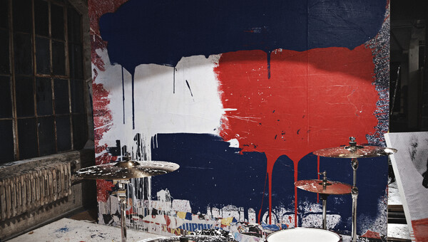 Αυτό το φθινόπωρο ο Tommy Hilfiger παρουσιάζει το Tommy Factory: Ενα δημιουργικό σκηνικό εμπνευσμένο από τον Andy Warhol