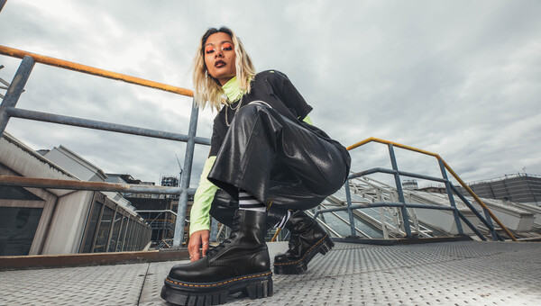Dr. Martens: Με νέα, ανάλαφρη σόλα στην platforms συλλογή, η κληρονομιά συναντά την καινοτομία