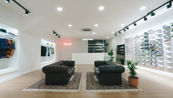 Retro23: Μια premium sneaker boutique
