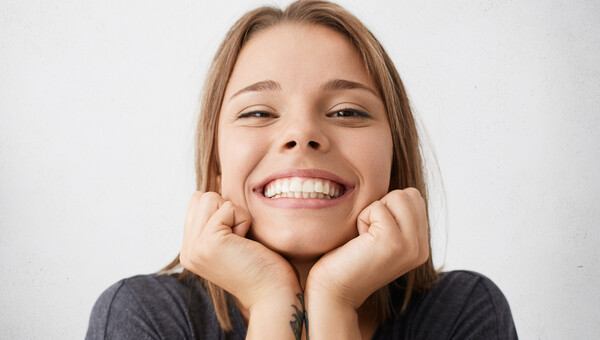 Έχεις ευαίσθητα δόντια; Καιρός να αναβαθμίσεις τη στοματική σου υγεία