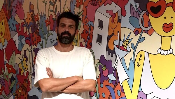 Το ολοκαίνουργιο έργο του street artist b. στη στοά του Moxy Athens City