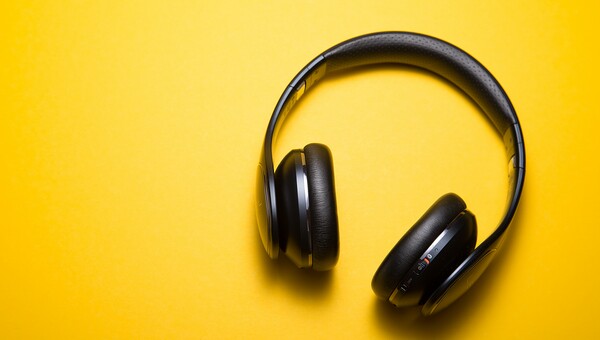 1 χρόνος JukeBooks