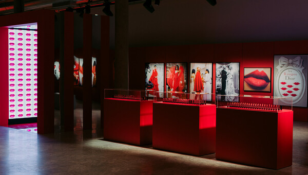 Ωδείο Αθηνών: μια «αναγεννησιακή βραδιά» όπως θα έλεγε κανείς, στα χρώματα του κόκκινου και εμβληματικού Rouge Dior του Christian Dior