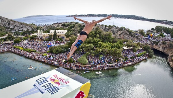 Red Bull Cliff Diving: Έχεις δει βουτιές από τα... 27 μέτρα;