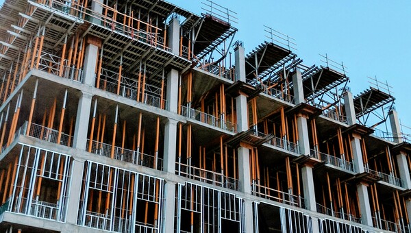 Η πρώτη ανακαινισμένη πολυκατοικία στην Ελλάδα με μηδενικούς λογαριασμούς ρεύματος