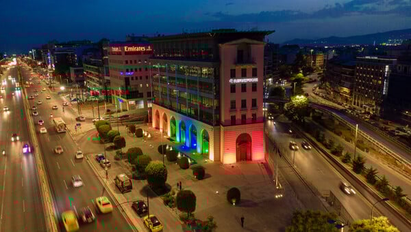 Η Anytime φωταγωγεί το κτίριο της Interamerican για το Pride Month