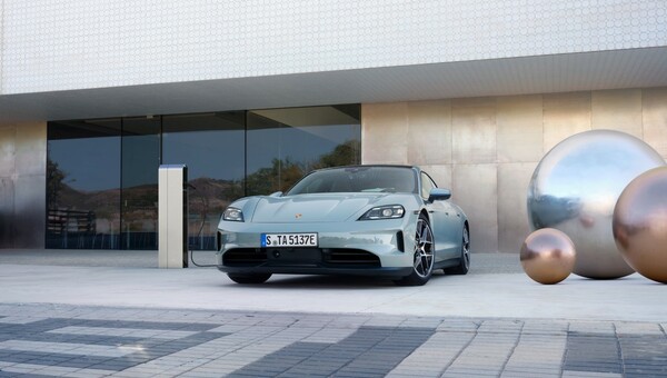 Στην Ελλάδα οι νέες Porsche Panamera και Taycan 