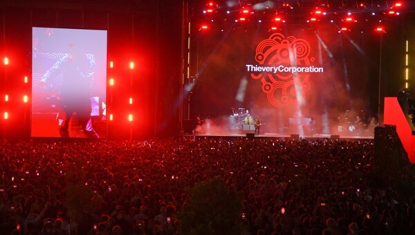 Οι Thievery Corporation μεταμόρφωσαν την Πλατεία Νερού σε πολυπολιτισμικό dancefloor