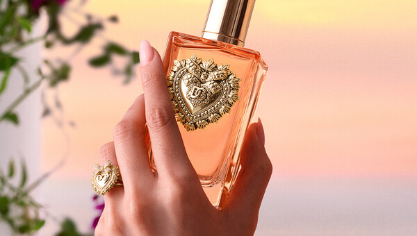 Dolce&Gabbana Beauty: H Katy Perry πρωταγωνιστεί στην καμπάνια του νέου αρώματος Devotion Eau de Parfum Intense