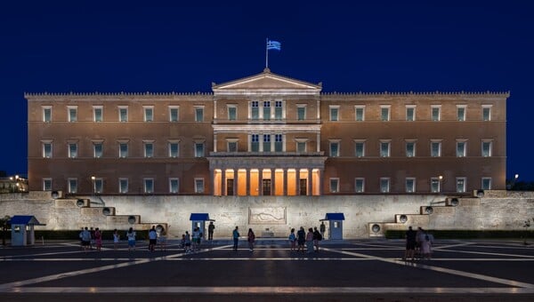 Νέος φωτισμός ανάδειξης στο Μέγαρο της Βουλής και του μνημείου του Αγνώστου Στρατιώτη: Βιωσιμότητα, τεχνολογία και αισθητική σε ισορροπία 