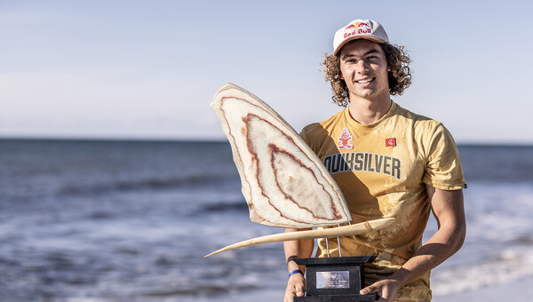 O Red Bull αθλητής Lennart Neubauer πήρε παγκόσμια πρωτιά στο Fuerteventura PWA World Cup