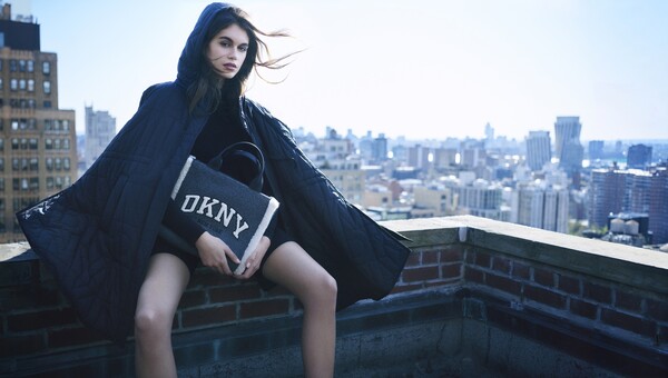 DKNY: Οι ιστορίες της Νέας Υόρκης και η Kaia Gerber πρωταγωνιστούν στη νέα καμπάνια