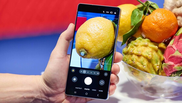 Η σειρά Samsung Galaxy S25 θέτει στο επίκεντρο την τεχνητή νοημοσύνη σε smartphones, με έναν πραγματικό AI βοηθό