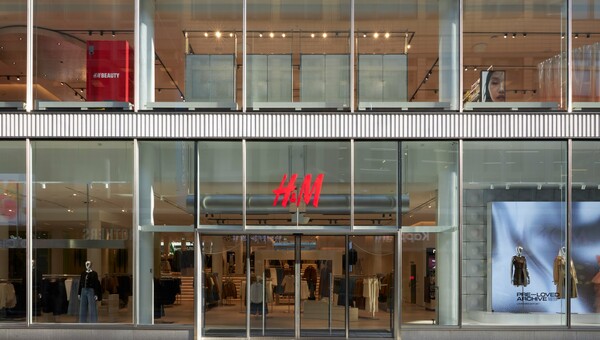 Μέσα στην Αποστολή της H&M να απελευθερώσει τη μόδα για όλους: Μια ιστορία μόδας που μαγεύει 