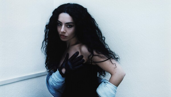 Η Charli XCX δεν μπορεί να ζήσει χωρίς αυτά τα 10 αντικείμενα
