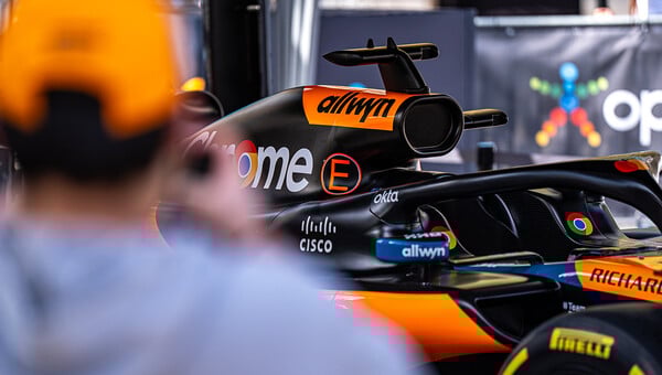 Στον «πλανήτη» της McLaren: Όσα ζήσαμε σε OPAP ARENA και Σύνταγμα με το αυθεντικό μονοθέσιο της ιστορικής ομάδας
