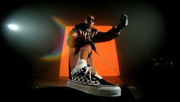 Η Little Simz γράφει τη δική της ιστορία στο stage με τα Premium Old Skool της Vans