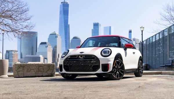 To MINI John Cooper Works στους δρόμους της Νέας Υόρκης