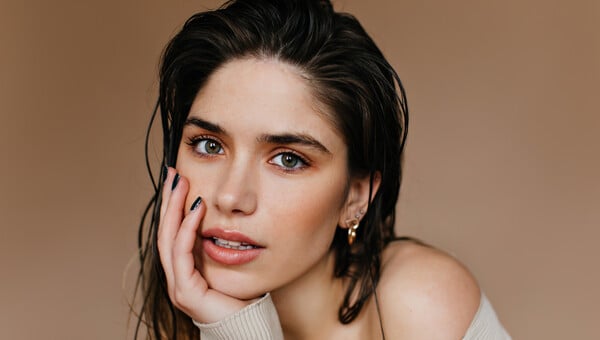 Statement look με 3 κινήσεις: Eyeliner, bronzer και μακιγιάζ ματιών για all-days στιλ