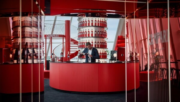 Το Campari επιστρέφει στις Κάννες με το «Campari Discover Red»