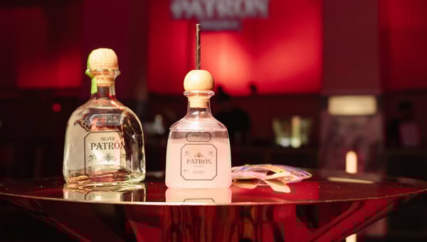 H Patrón γιόρτασε την Παγκόσμια Ημέρα Paloma σερβίροντας cocktail στο viral party του χώρου τέχνης Τhe Intermission