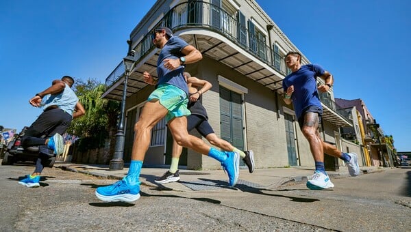Η νέα εκδοχή του κλασικού sneaker της HOKA προσφέρει ακόμα πιο ομαλή διαδρομή
