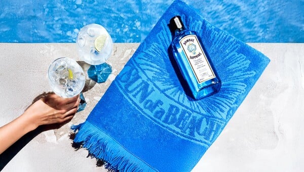 Step Into the Blue with Bombay Sapphire To Bombay Sapphire premium gin υποδέχεται ένα υπέροχο καλοκαίρι που θα κυριαρχήσει το μπλε