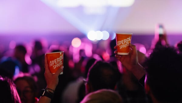 To Aperol πρωταγωνιστεί στα μεγαλύτερα φεστιβάλ του καλοκαιριού