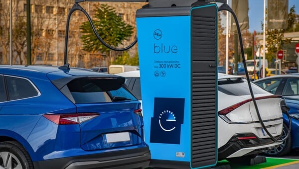 ΔΕΗ blue: Ευρωπαϊκή χρηματοδότηση για εγκατάσταση σημείων ταχυφόρτισης σε Ελλάδα και Ρουμανία