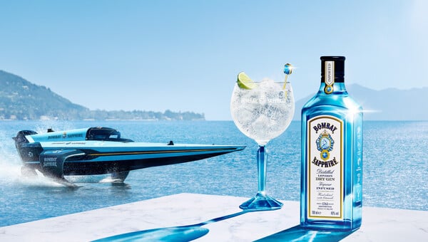 Με τo ΒOMBAY SAPPHIRE στους «ηλεκτρισμένους» αγώνες ταχύτητας σκαφών Ε1 στο Μονακό και καλεσμένη τη Βάσια Κωσταρά.