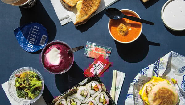 Γιατί πληρώνουμε χρυσό το φαγητό στο αεροδρόμιο;