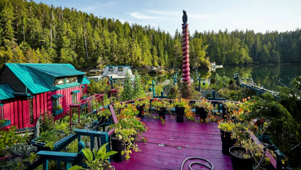 Ένα αγρόκτημα επιπλέει σ' αυτό το αυτοσχέδιο νησί 