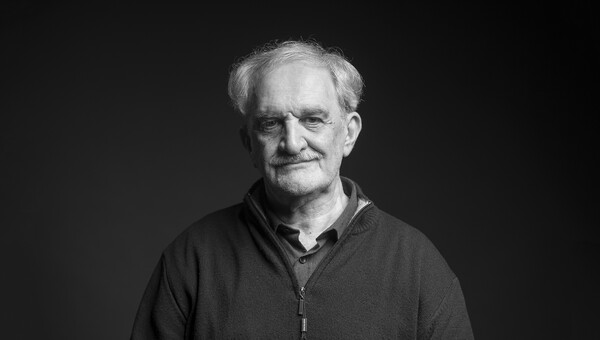 Ο Δημήτρης Καταλειφός διαβάζει το «Πένθιμο Μπλουζ» του Γ.Χ. Όντεν 