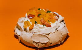 Pavlova με βερίκοκα