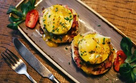 Egg benedict με ψωμί μπριός