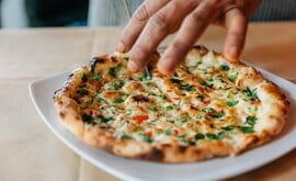 Naan με κρεμμύδι και τσίλι