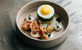 Ορτύκι με άγρια χόρτα, πατάτα και βιολογικό αυγό