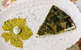 Πίτα με γιαούρτι και αμπελόφυλλα