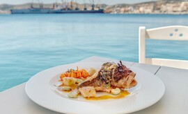 Σκορπίνα με κουκιά, αγκινάρες και περγαμόντο