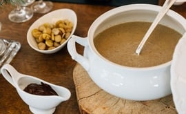 Σούπα μανιτάρι με κάστανα, πικρή σοκολάτα και μπαχαρικά