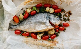 Τσιπούρα γεμιστή με λαχανικά στη λαδόκολλα