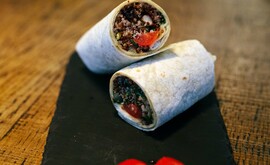 Wrap tortillas με κινόα, cranberries και πάστα αβοκάντο