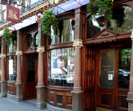 Το πρώτο bar-theatre εκπέμπει SOS