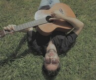 Ο Κωστής Μαραβέγιας ετοιμάζεται για πικ νικ στον Κήπο του Μεγάρου