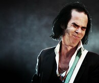 Εδώ έκοψαν τον Νικ Κέιβ....