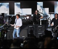 Ο Πολ ΜακΚάρτνεϊ επί σκηνής με τρία μέλη των Νιρβάνα