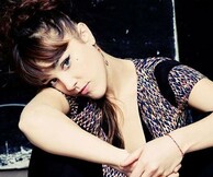 Η Zaz ερμηνεύει ένα τραγούδι ενάντια στη μισαλλοδοξία, στην Ελλάδα