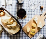 Κρασί και φίλοι: Τα πιο εύκολα snacks για να συνοδεύσετε το κρασί στα καλέσματα του Δεκεμβρίου