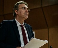 «Με τις μέλισσες ή με τους λύκους»: Η αγόρευση Καμπαγιάννη στη δίκη της Χρυσής Αυγής κυκλοφορεί από τους Αντίποδες