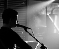 Ο Πέτρος Λοΐζος και η παρέα του στο White Noise